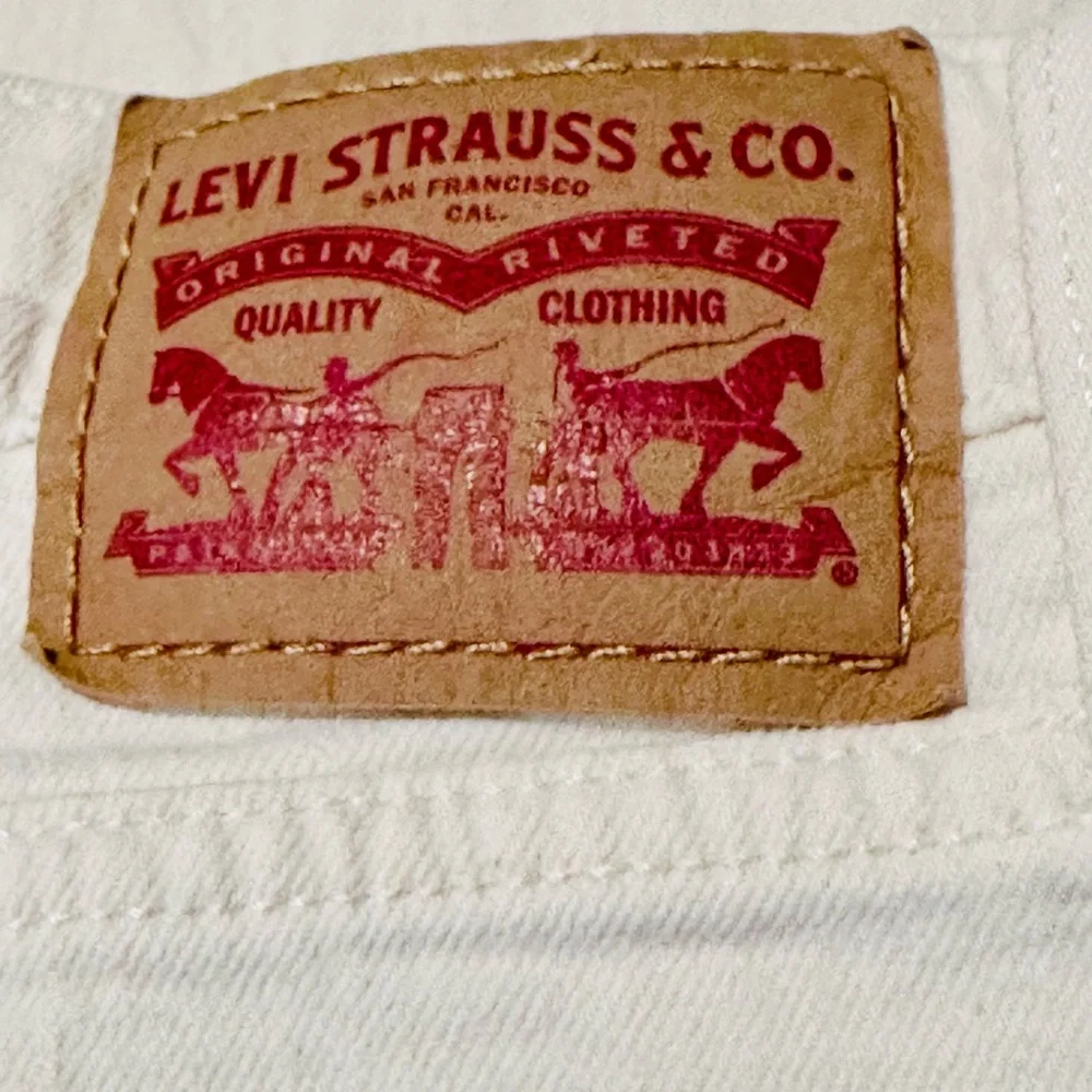 EUC Levi's Men's Classic White Jeans Size 32‎